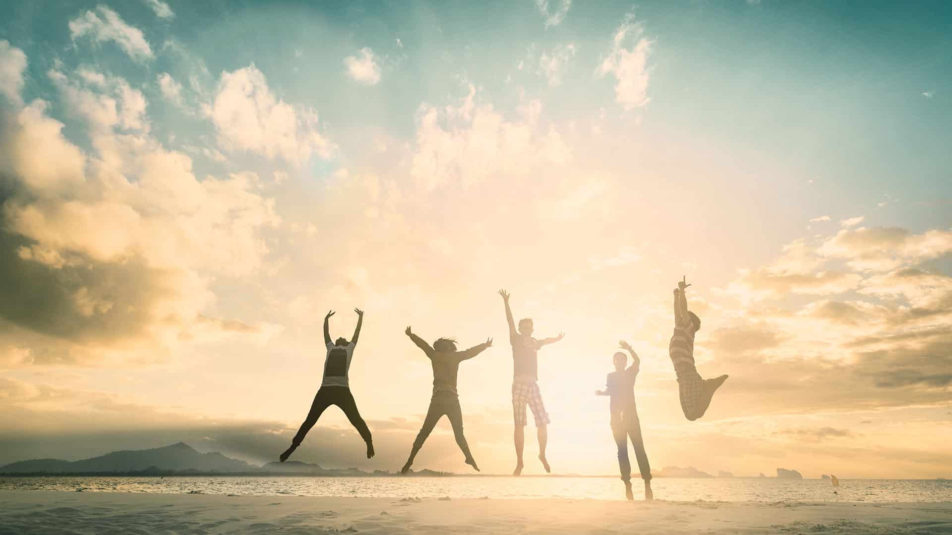 5 Menschen springen in die Luft. Sonnenschein, Fröhlichkeit, Jubel